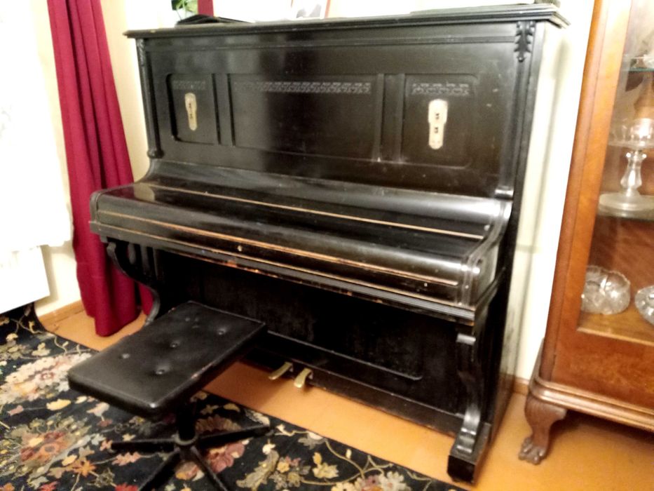 przedwojenne czarne, zabytkowe pianino Banasikowski