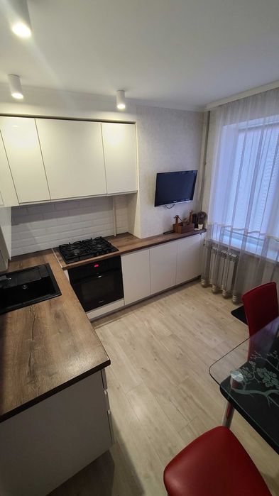 Продам 2-кімнатну квартиру центр