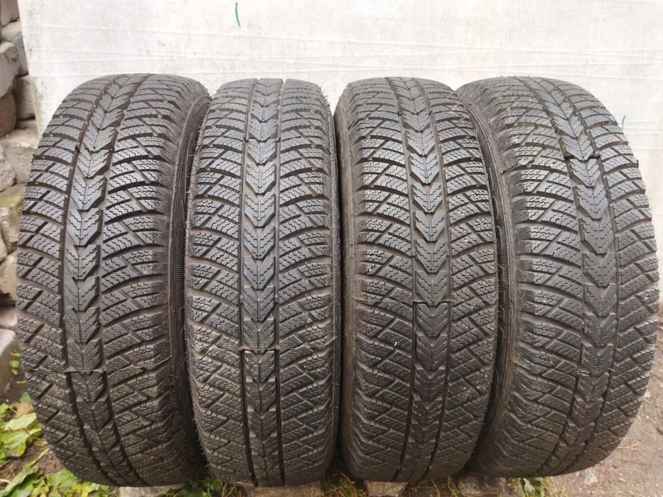 Продам зимнюю резину как новую с дисками 155/70R13 на Таврию,Славуту