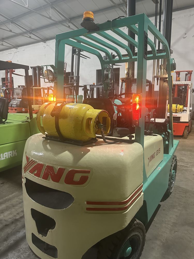 Empilhador YANG gas 2500 kgrs tiplex