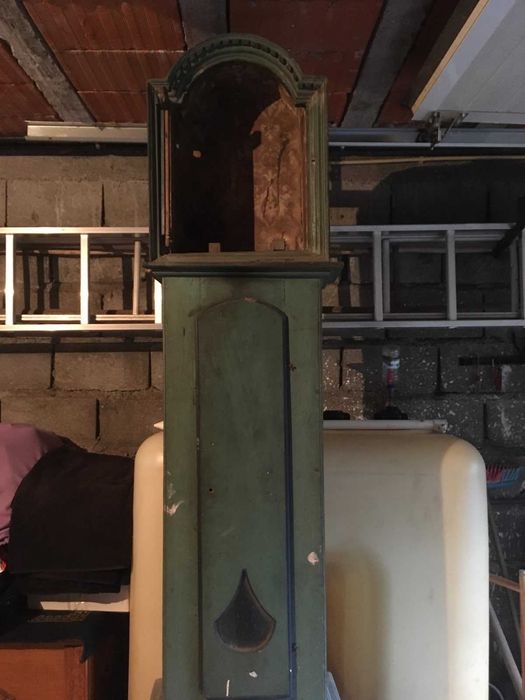 Móvel de madeira de relógio antigo