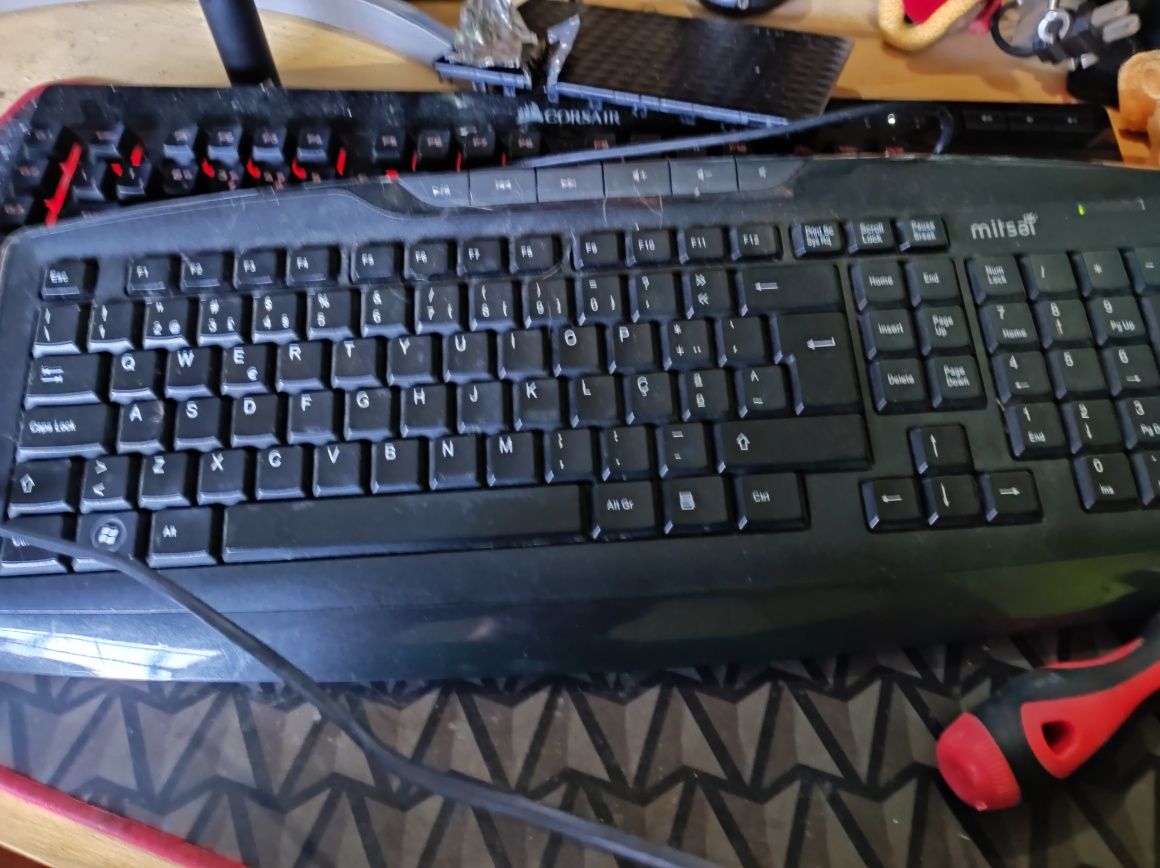 Teclado Mitsai com controlos de multimedia