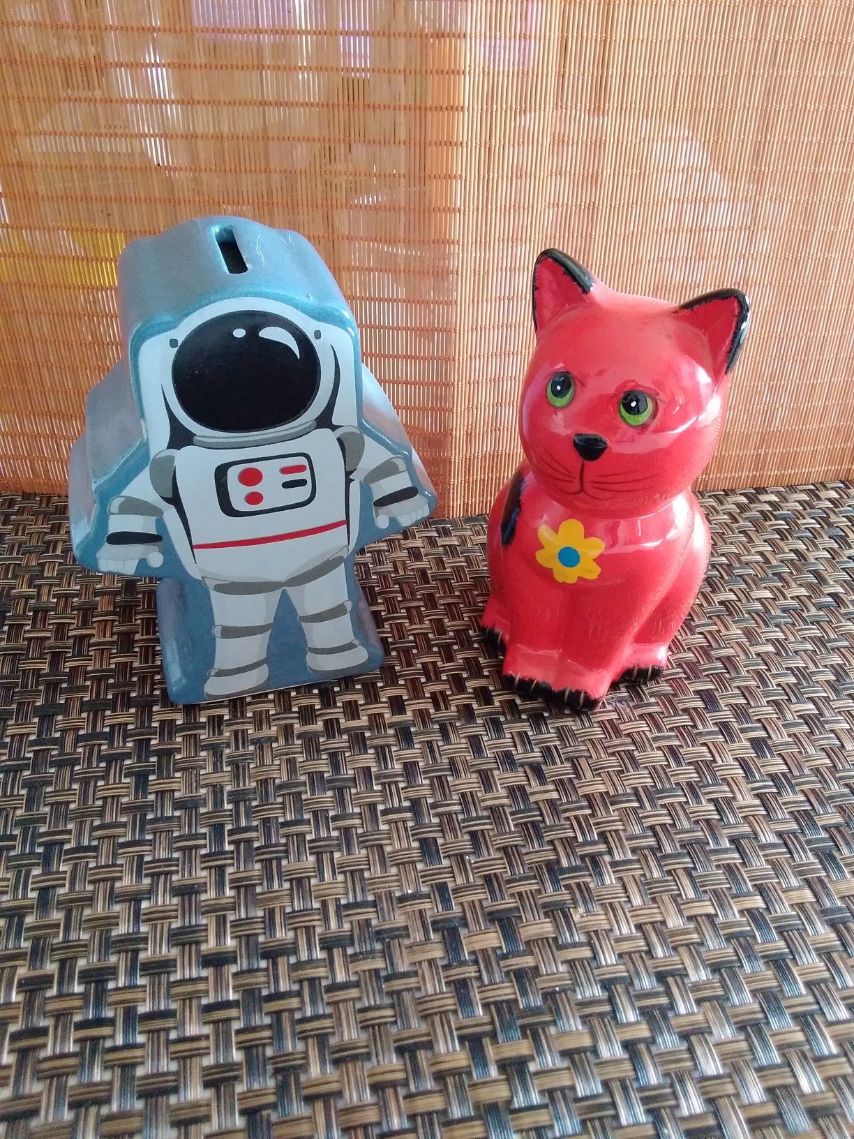 Cada 5€ mealheiro louça astronauta ou gato (têm 13cm)