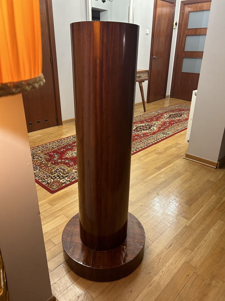 Kolumna z drewna po renowacji
