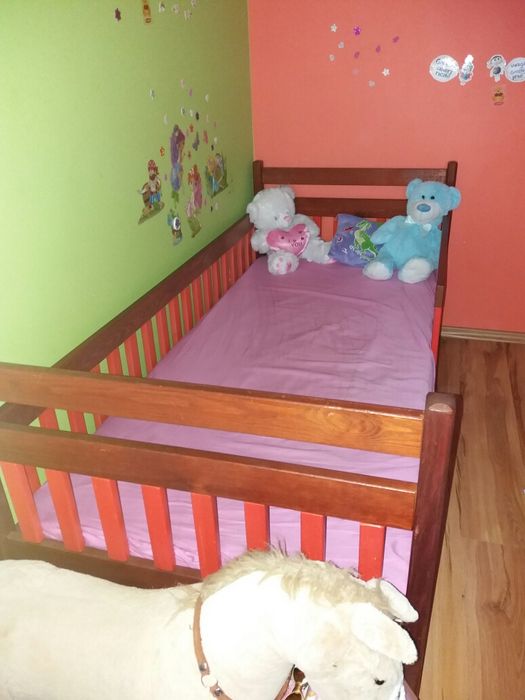 Łóżko dla dziecka drewniane z materacem