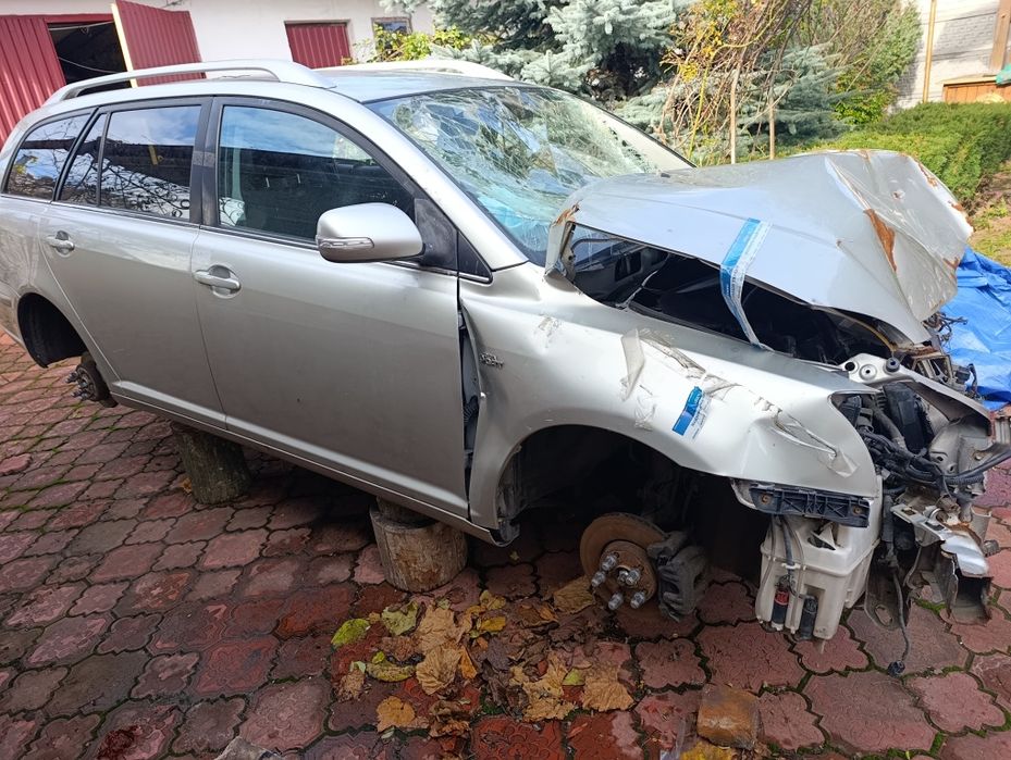 Розбіраю тойоту авенсіс