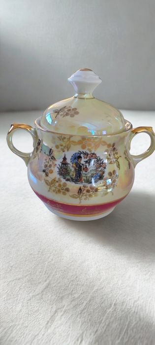 Piekny, stary zestaw kawowy z wizerunkiem gejszy