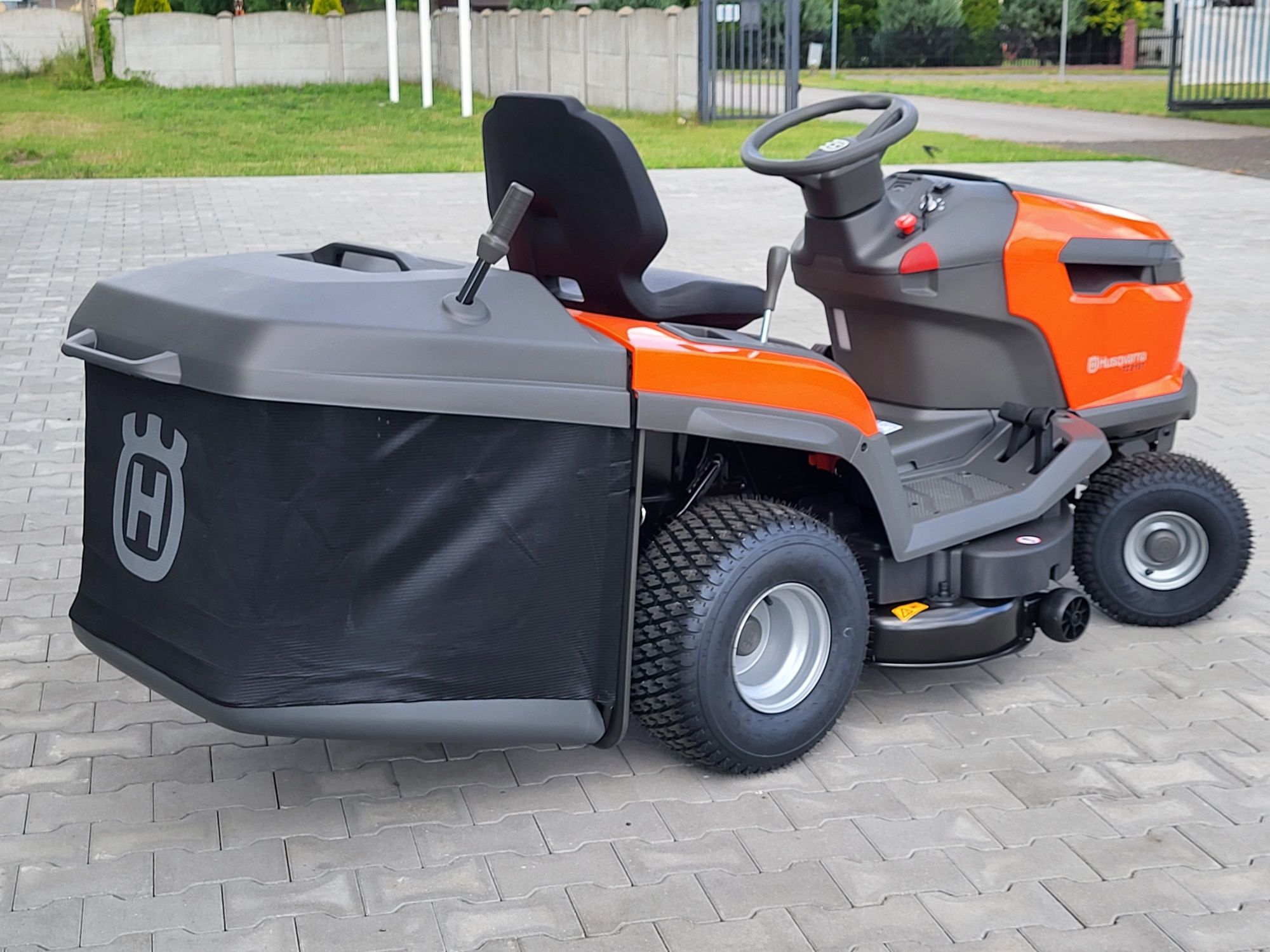 Husqvarna TC 215T V2 18KM 2025r po demo 8h traktorek kosiarka