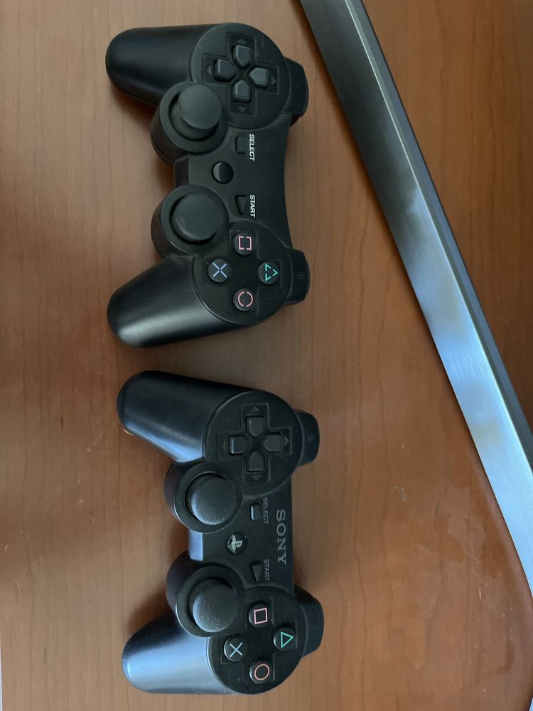 Ps3 em bom estado com dois comandos e jogos pes 2014 e 2015