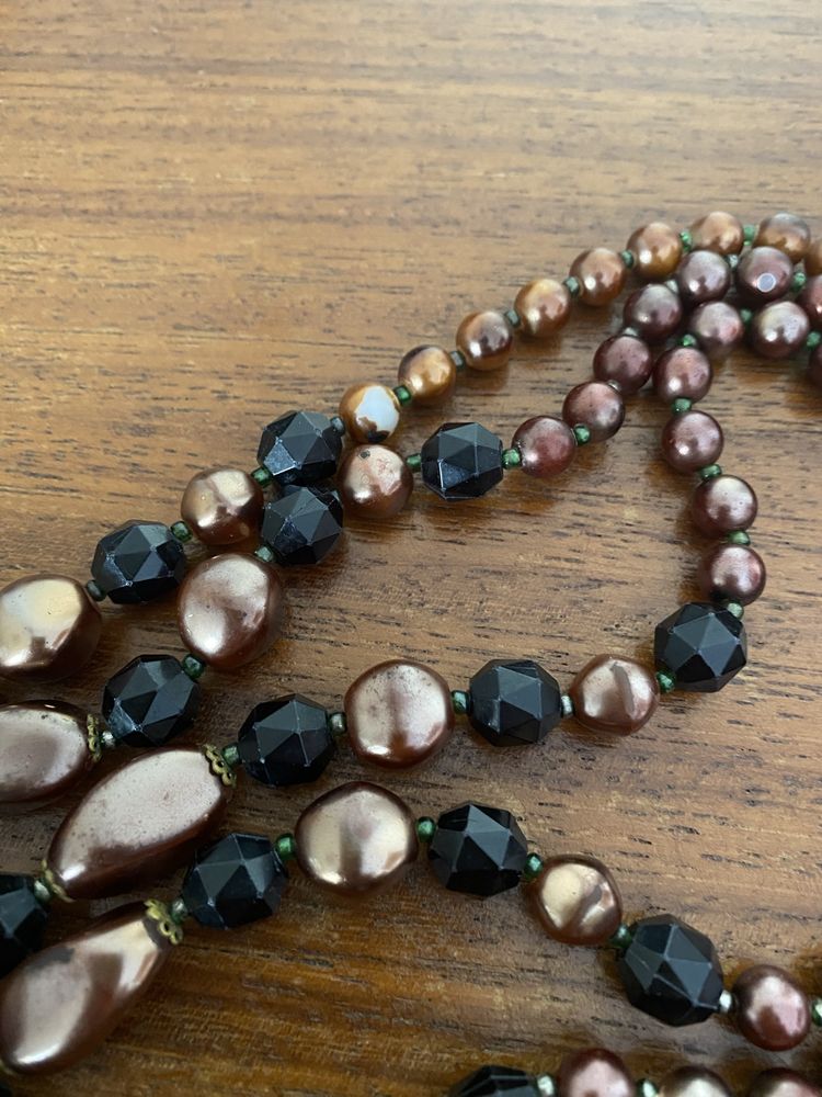 Conjunto de colares e uma gargantilha dos anos 50