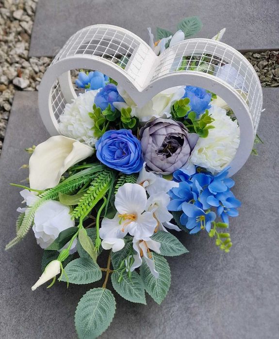 Kompozycja kwiatowa na grób cmentarz stroik serce ikebana Z631