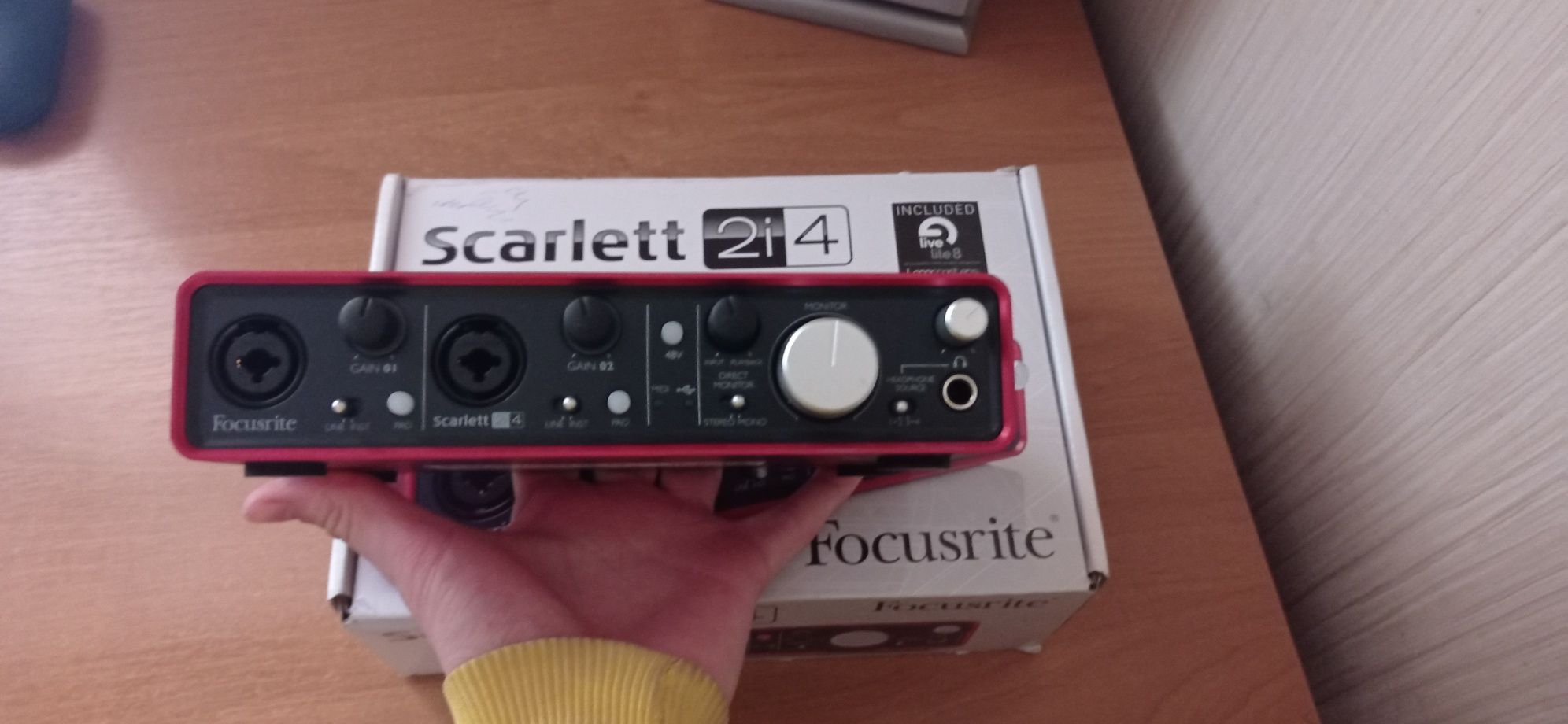 Звукова карта scarlett Focusrite 2i4 2Gen