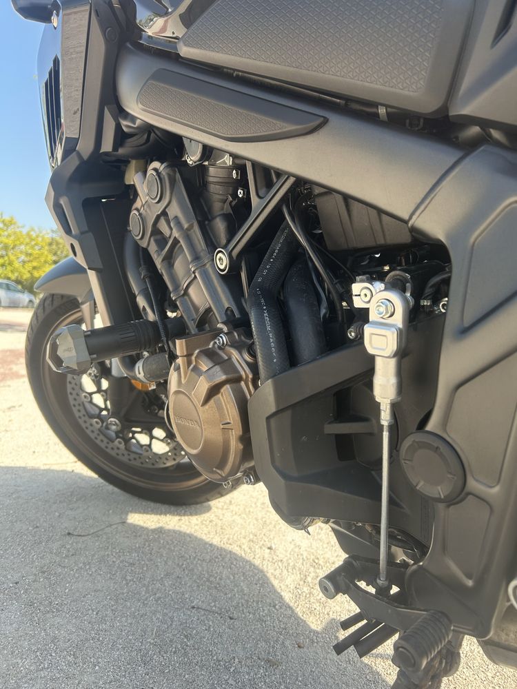 Honda cb650r com apenas 8.000km