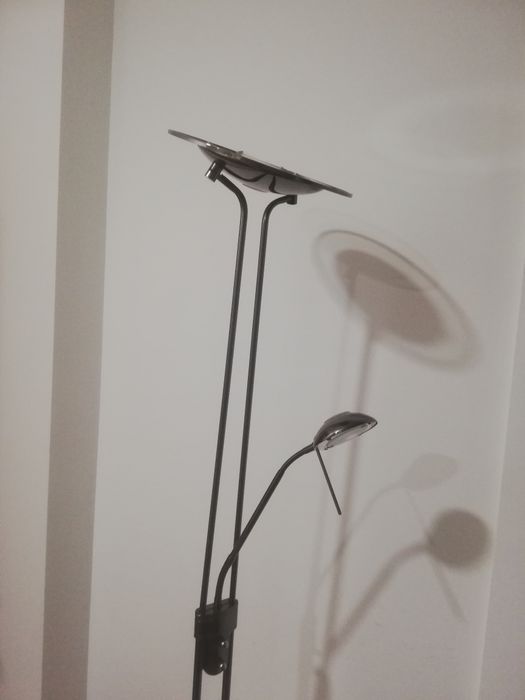 Lampa stojąca w dobrym stanie