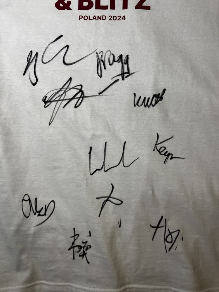 Koszulka z podpisami: Magnus Carlsen, Gukesh, Wei Yi, Anish Giri