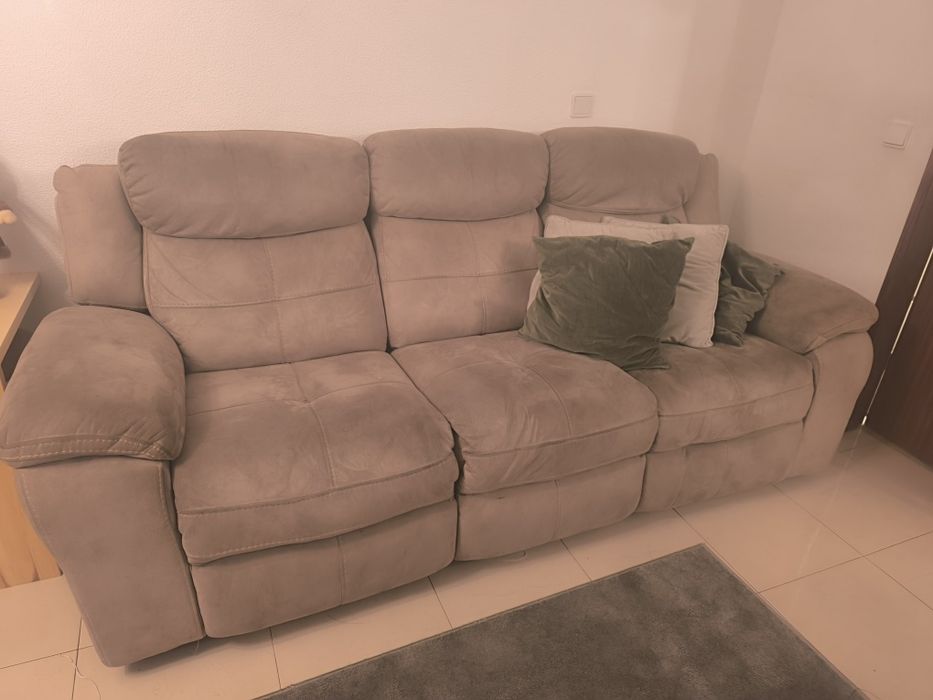 Sofá 3 + 1, bege recostáveis, em ótimo estado