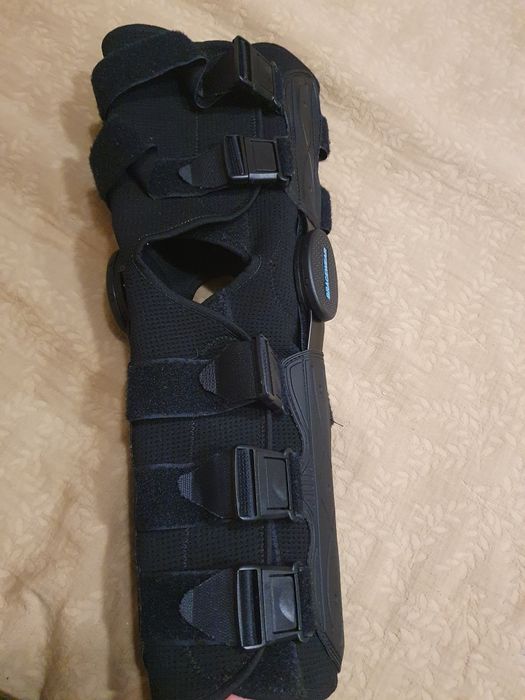 Тутор на коліно регуоюється