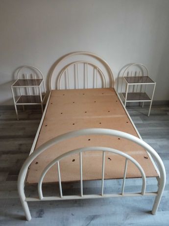 Cama em ferro, com duas mesas de cabeceira, estilo vintage