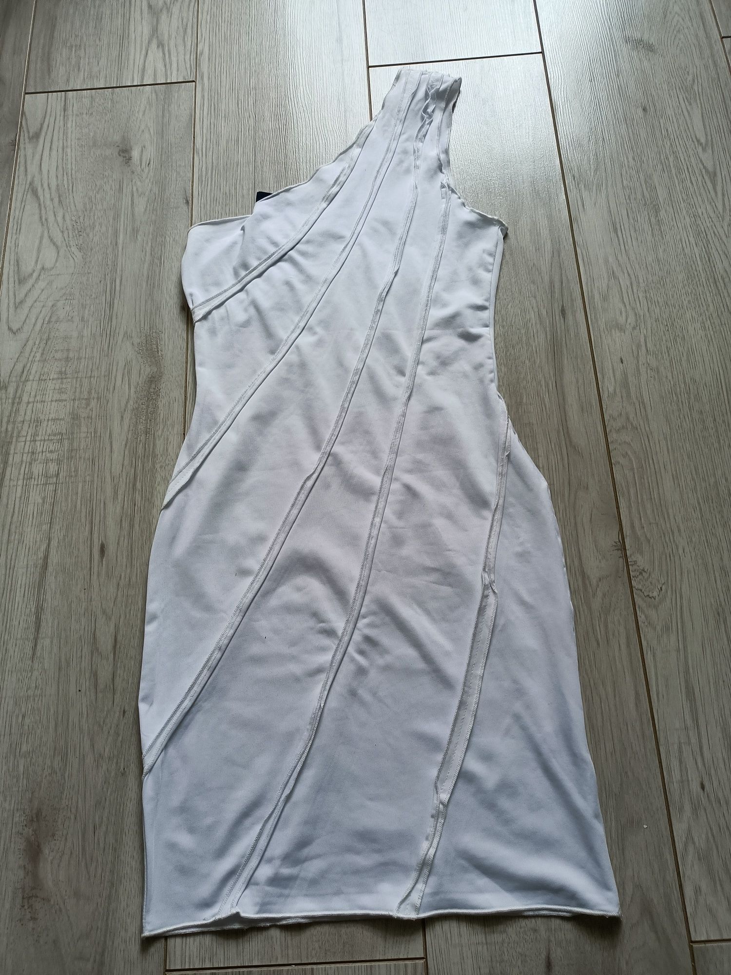 Biała mini modna sukienka sexy dopasowana jedno ramię obcisła XS