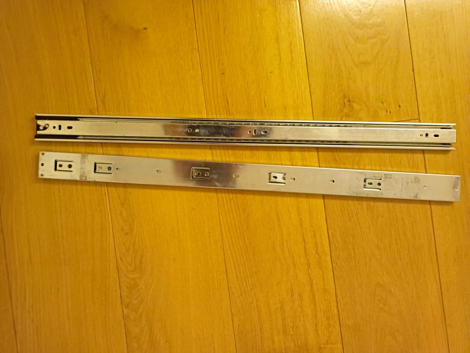 Dwie szyny stolarskie w stanie idealnym