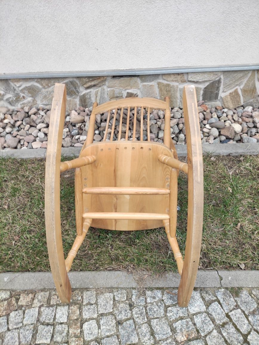 Idealny, dębowy fotel bujany z litego drewna.