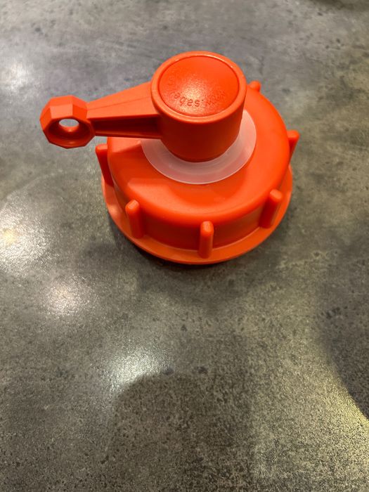 Korek do baniaków dużych z regulowanym odpowietrznikiem