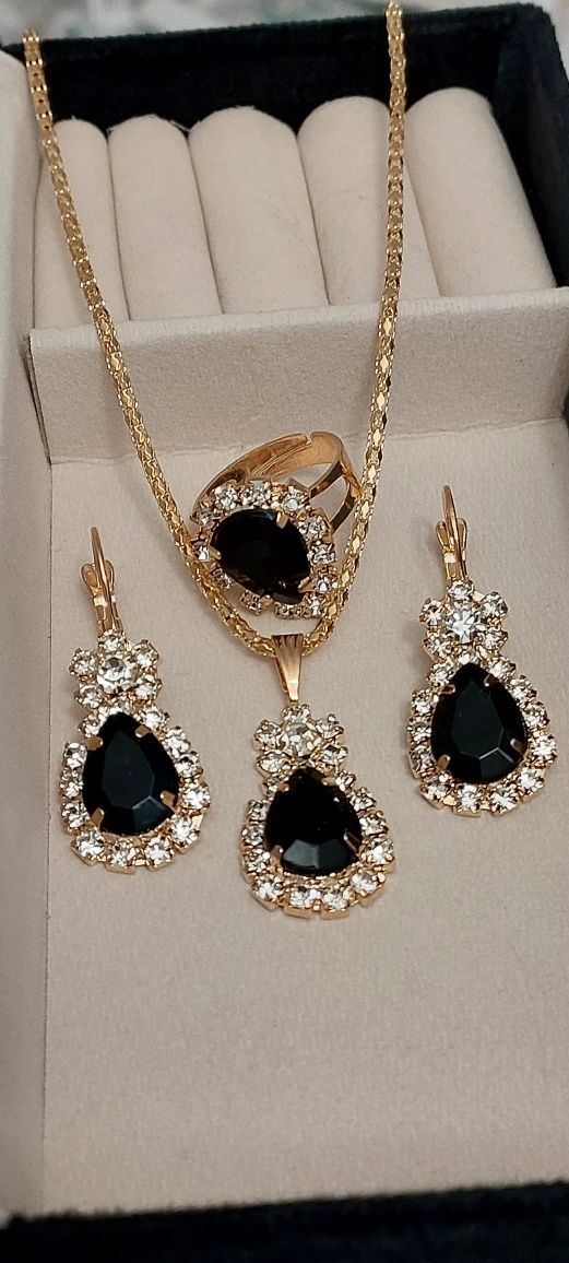 Złoty zestaw biżuterii z czarnym oczkiem