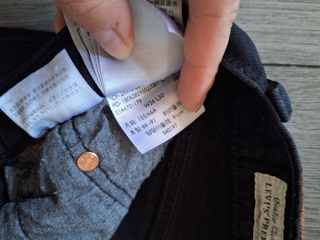 Levis damskie spodnie 501 w26 l30