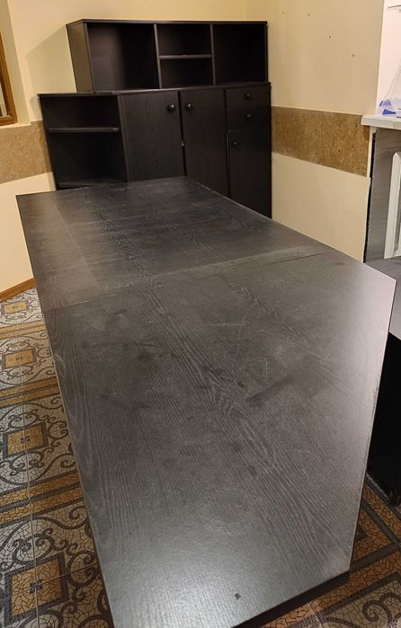 Комплект чорних офісних меблів (стіл, шафа, кутові полиці, тумби).