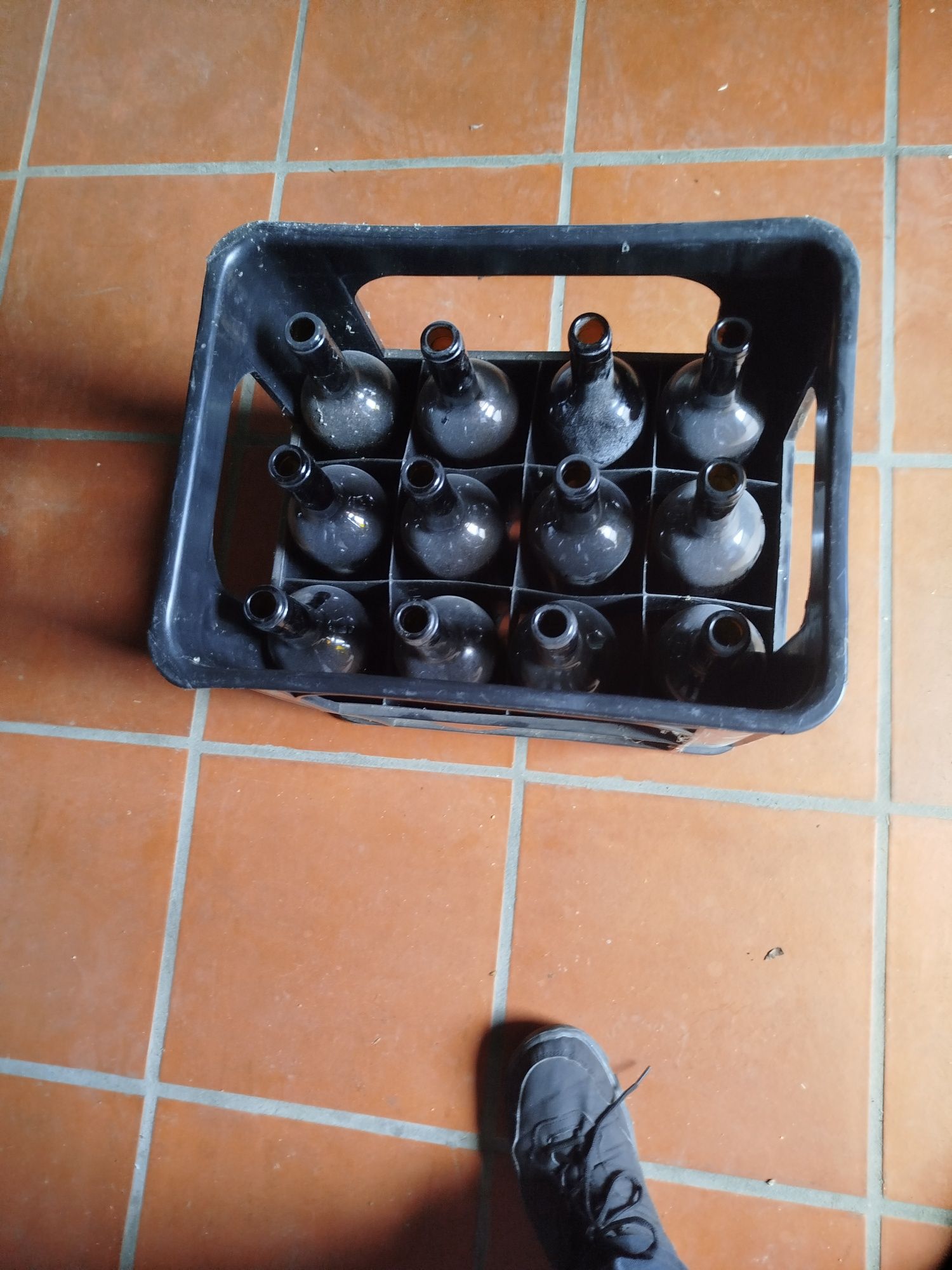 Vendo grades com garrafas para vinho