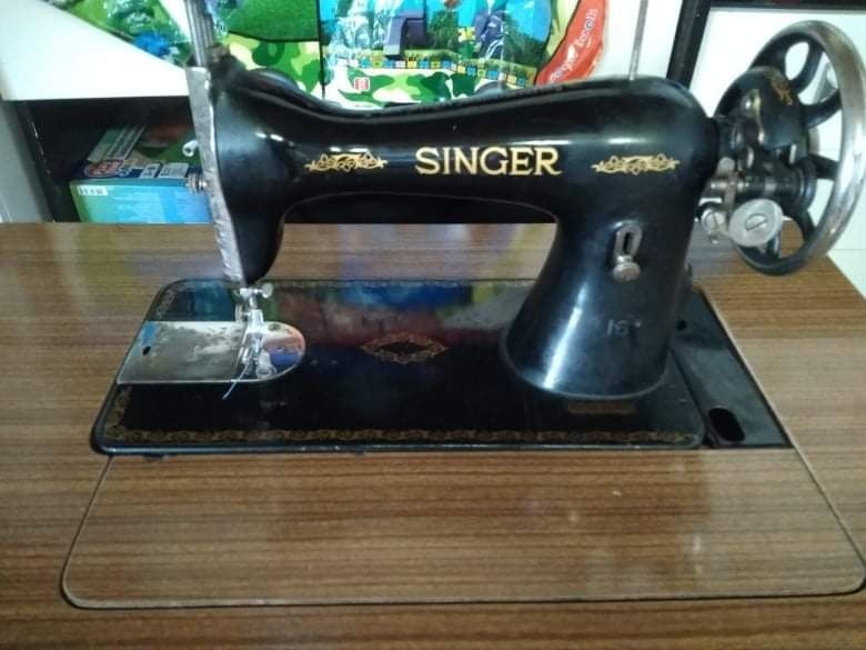 Máquina costura Singer com móvel