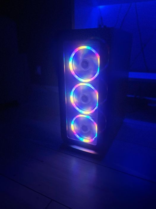 Komputer gamingowy z monitorem
