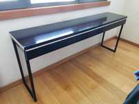Mesa / Consola IKEA, de cor preta, com 2 gavetas