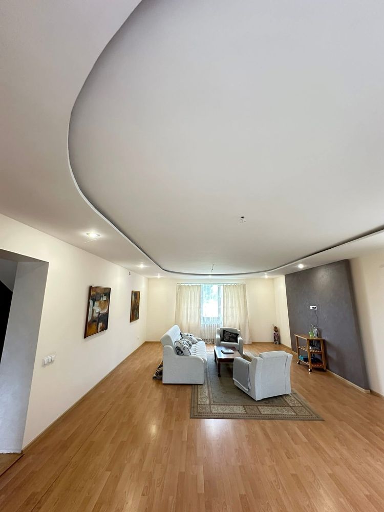 Оренда сімейного будинку біля міста — 300 м²