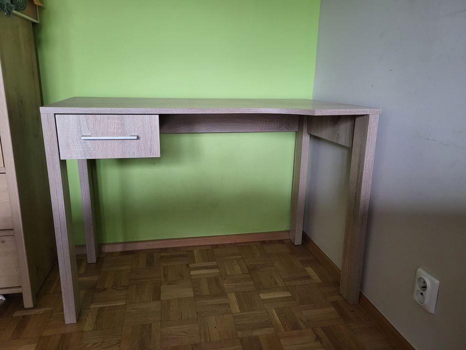 Biurko 105cm szerokości

Biurko wykonana na wymiar przez stolarza. 
Pł