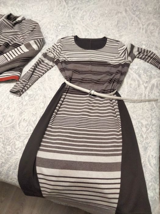 Продам гарний, трикотажний костюм (плаття+піджак) в гарному стані.