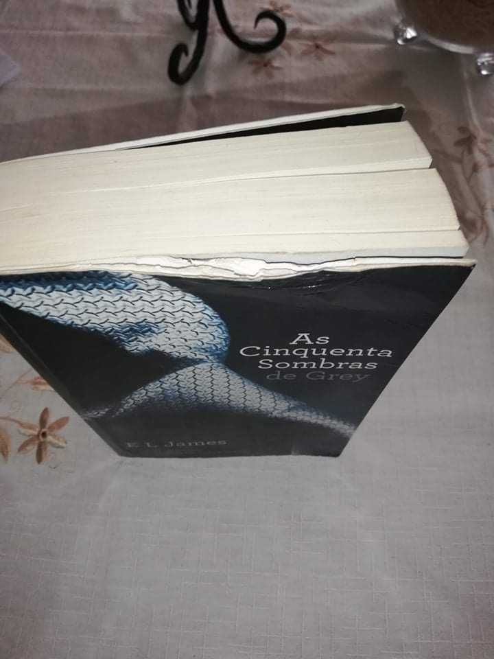 Vendo livro (50 sombras de Grey)