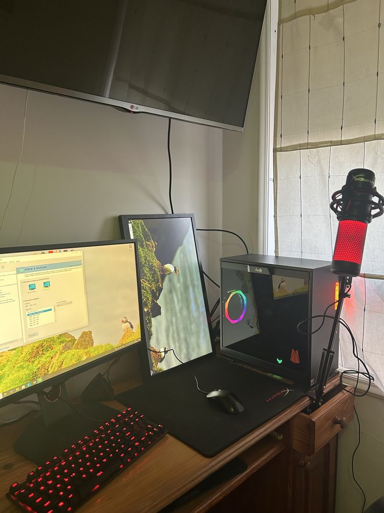Desktop gaming com dois ecras 240 hrz e 70 hrz