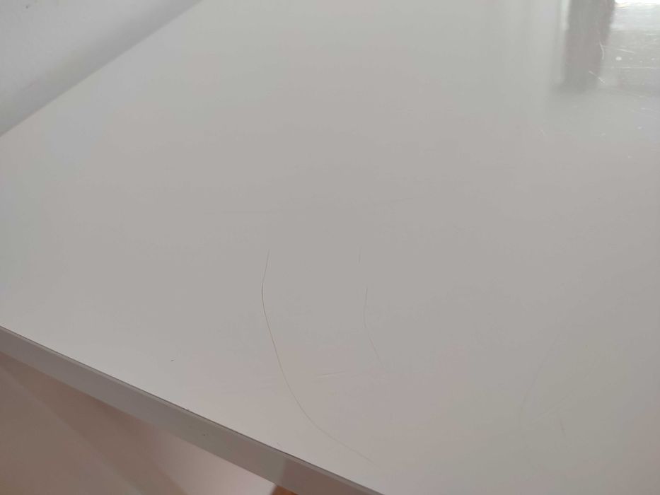 Białe lakierowane biurko konsola wąskie Ikea Besta Burs