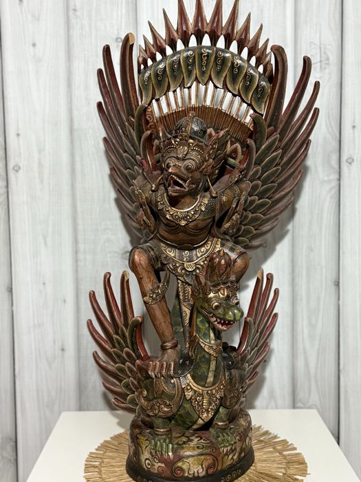Drewniana rzeźba garuda