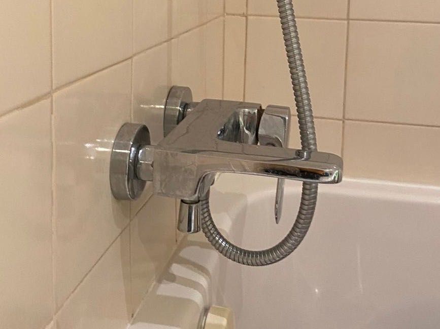 Torneira de banheira com chuveiro e bicha