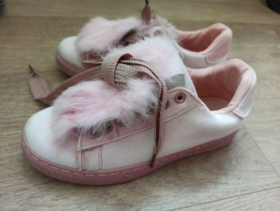 Кроссовки украшены мехом на девочку