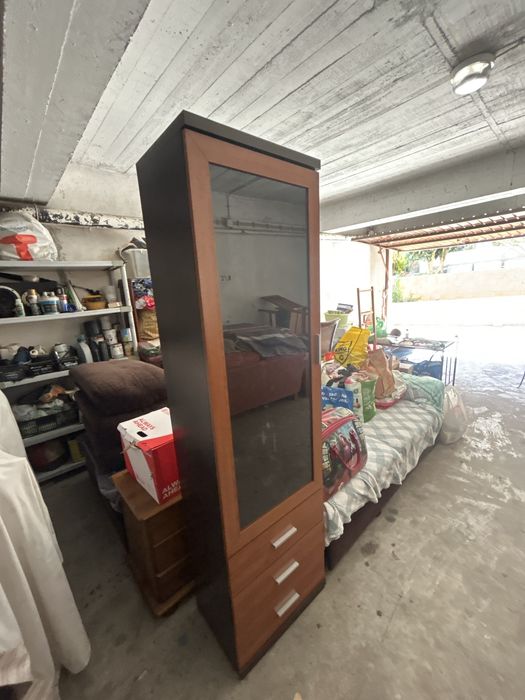 Vendo cristaleira em Madeira
