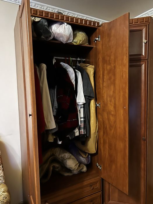 Шафа кутова (на полички та вішаки).