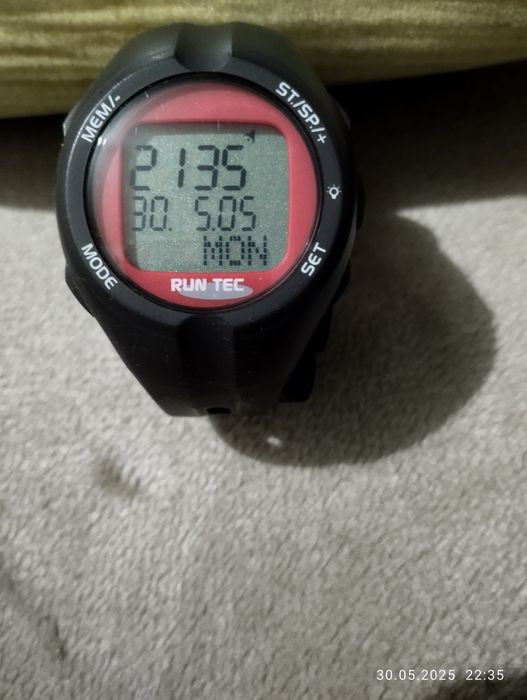 Часы для фитнеса с прибором определяющем ритмы сердца.