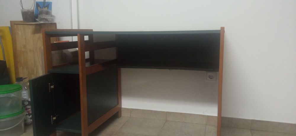 Secretária muito usada. 114x63.