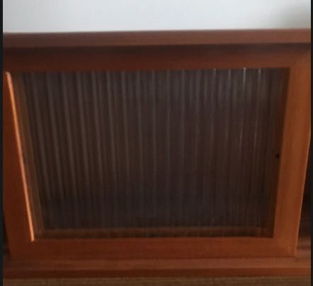 Pequeno móvel expositor com portas em vidro