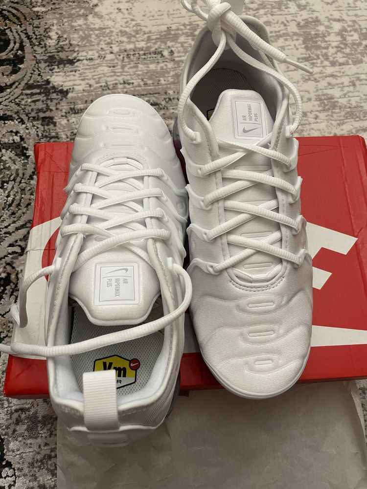 Кроссовки NIKE AIR VAPORMAX PLUS WHITE Nike 924453-100
