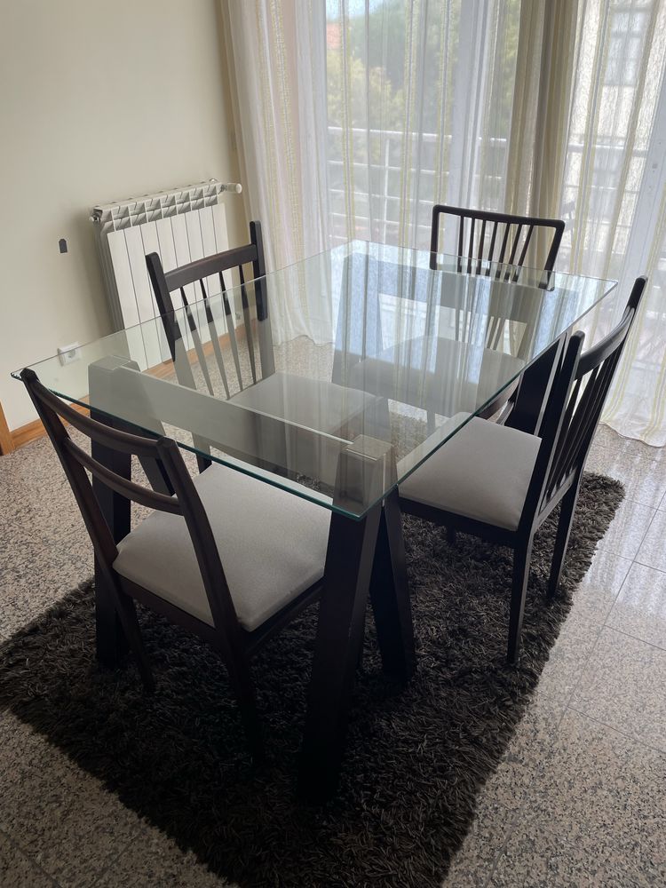 Mesa com tampo de vidro