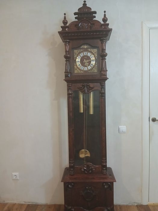 Старовинний підлоговий  годинник з боєм. Корпус з темного дерева,.